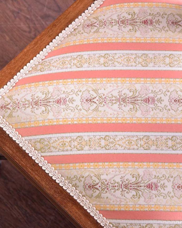 ダイニングチェア アンティーク チェア お部屋の角に置くだけで絵になる象嵌、美しいマホガニー材のコーナーチェア。生地のセレクトにもこだわりました優雅なアンティークチェアの雰囲気をそのままに、一番似合う貼り座をじっくり選びました。(k-1347-c)