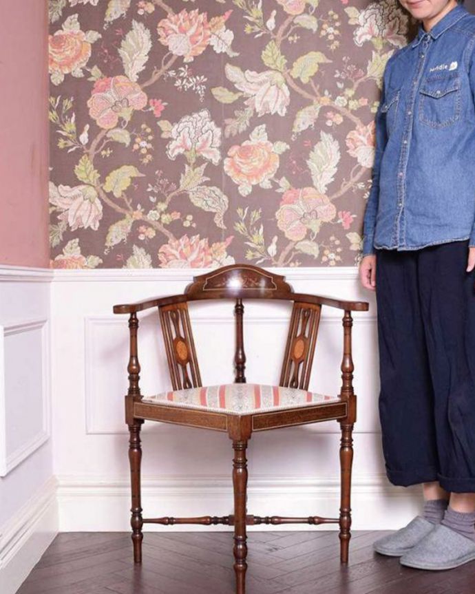 ダイニングチェア アンティーク チェア お部屋の角に置くだけで絵になる象嵌、美しいマホガニー材のコーナーチェア。「見る」だけで幸せになるアンティークの椅子最高級のアンティークチェアは、座って使う楽しみ以外に目で見て楽しめます。(k-1347-c)