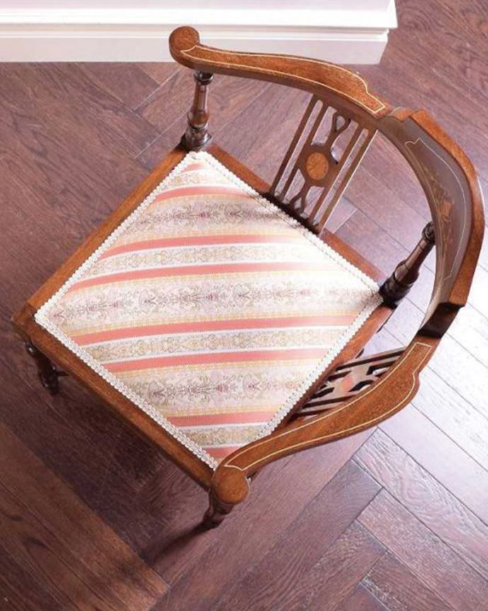 ダイニングチェア アンティーク チェア お部屋の角に置くだけで絵になる象嵌、美しいマホガニー材のコーナーチェア。座面を上から見るとこんな感じ座面は布貼りなので、長時間座っても疲れません。(k-1347-c)