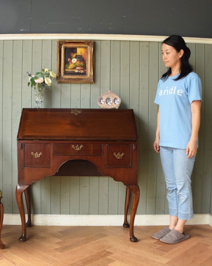 ビューロー　アンティーク家具　上品で美しいマホガニー材の大人のデスク、英国のアンティークライティングビューロー。外国製のビューローは装飾があちこちにあるので、絵になるアイテム。(k-1348-f)