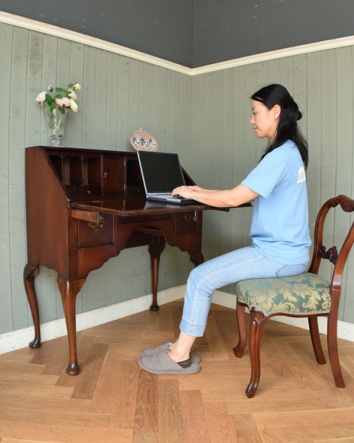 ビューロー　アンティーク家具　上品で美しいマホガニー材の大人のデスク、英国のアンティークライティングビューロー。落ち着いた雰囲気のビューロー。(k-1348-f)