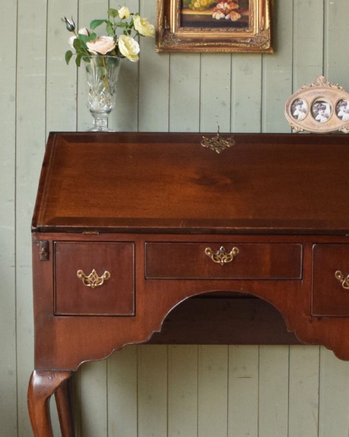 ビューロー　アンティーク家具　上品で美しいマホガニー材の大人のデスク、英国のアンティークライティングビューロー。とっても美しい木目です。(k-1348-f)