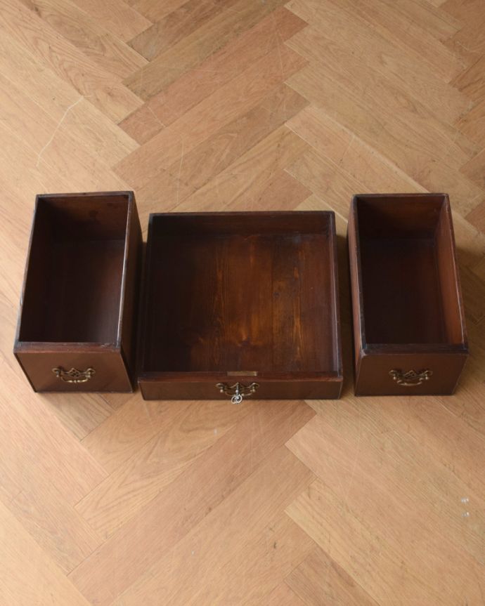 ビューロー　アンティーク家具　上品で美しいマホガニー材の大人のデスク、英国のアンティークライティングビューロー。深みのある引き出しが２杯と手帳がしまえそうな浅めの引き出しが１杯付いています。(k-1348-f)