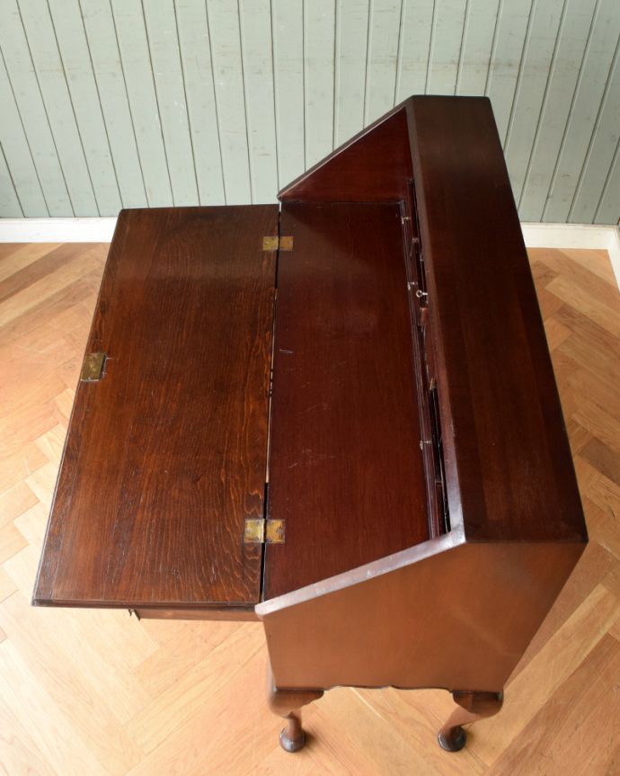 ビューロー　アンティーク家具　上品で美しいマホガニー材の大人のデスク、英国のアンティークライティングビューロー。ピカピカの天板とデスク。(k-1348-f)