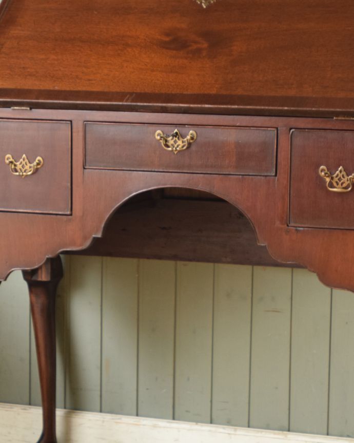 ビューロー　アンティーク家具　上品で美しいマホガニー材の大人のデスク、英国のアンティークライティングビューロー。椅子を入れるところは、美しいカッティングで化粧されています。(k-1348-f)