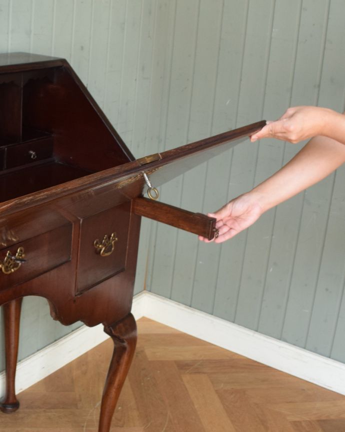 ビューロー　アンティーク家具　上品で美しいマホガニー材の大人のデスク、英国のアンティークライティングビューロー。ビューローは支えでしっかり固定されるので、安心してお使いいただけます。(k-1348-f)