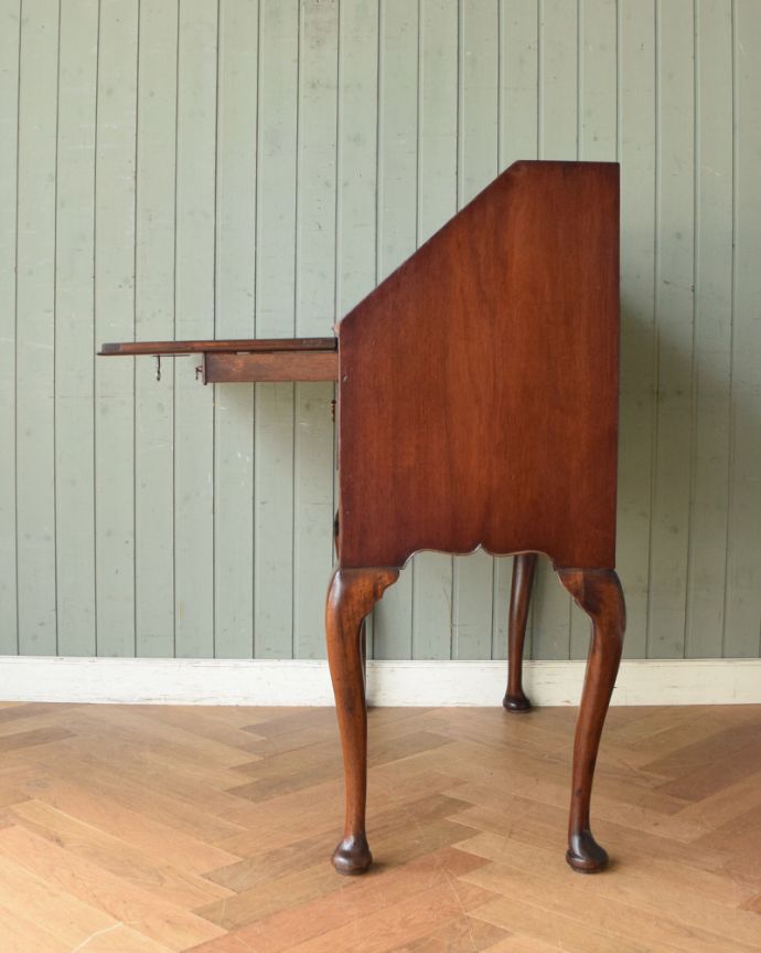 ビューロー　アンティーク家具　上品で美しいマホガニー材の大人のデスク、英国のアンティークライティングビューロー。サイドから見ても美しいデザインです。(k-1348-f)