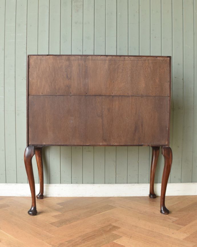 ビューロー　アンティーク家具　上品で美しいマホガニー材の大人のデスク、英国のアンティークライティングビューロー。アンティークは新品ではないので、もちろん経年変化によるキズはありますが、専門の職人が目立たないようキレイにお直しをしているので、後姿までキレイです。(k-1348-f)