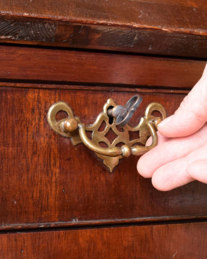 ビューロー　アンティーク家具　上品で美しいマホガニー材の大人のデスク、英国のアンティークライティングビューロー。凝った装飾のハンドルタイプの取っ手です。(k-1348-f)