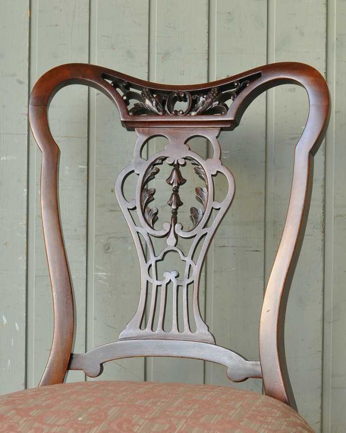 サロンチェア　アンティーク チェア　英国輸入の美しい椅子、マホガニー材のアンティークサイドチェア(サロンチェア) 。アンティークらしい背もたれの装飾上質な雰囲気を漂わせる細かい彫。(k-1349-c)