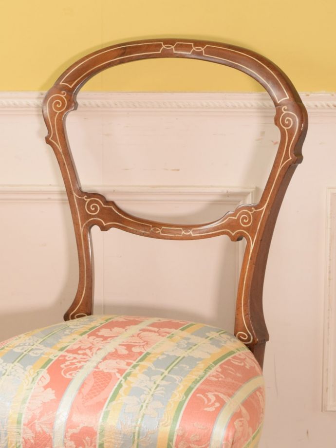 背もたれが美しいアンティークの椅子