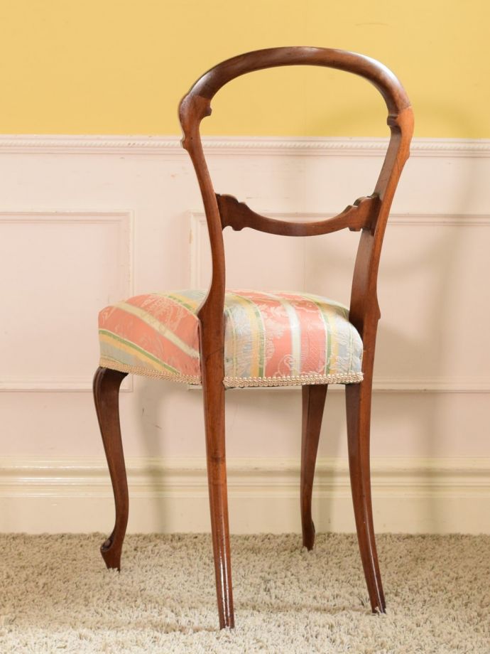 アンティークのサロンチェアの後ろ姿