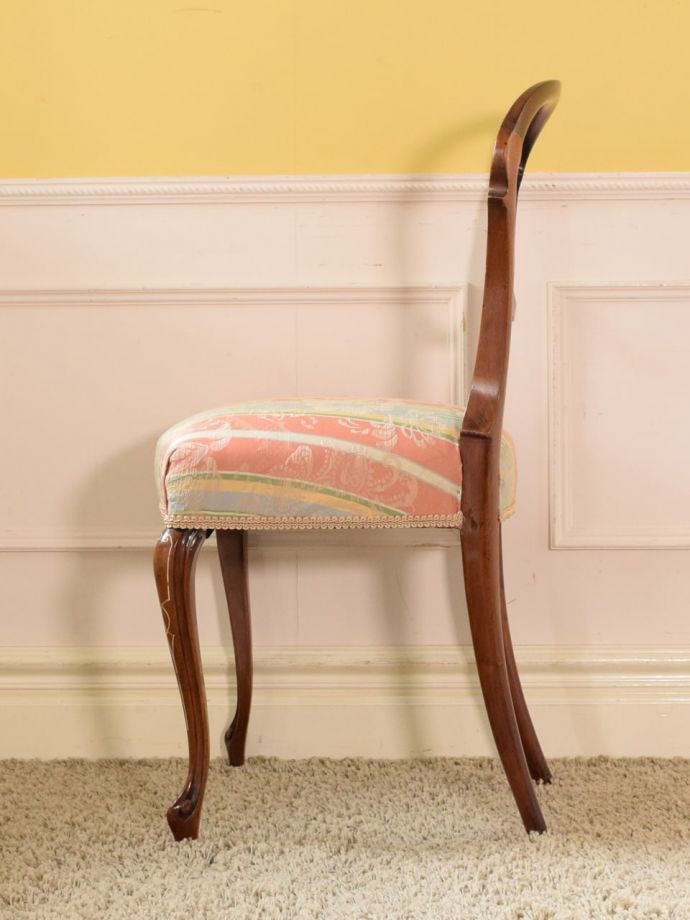 アンティークの椅子の側面