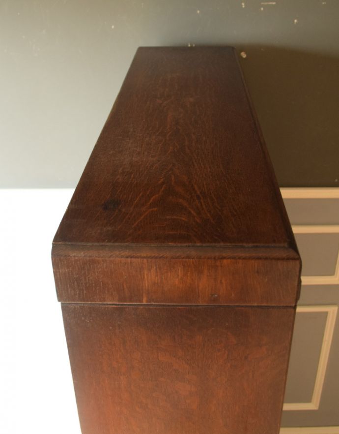 アンティークのキャビネット アンティーク家具 グローブ・ヴェルニッケ社の英国アンティーク家具、スタッキングブックケース(本棚)。天板の塗装もキレイに仕上げました。(k-1352-f)