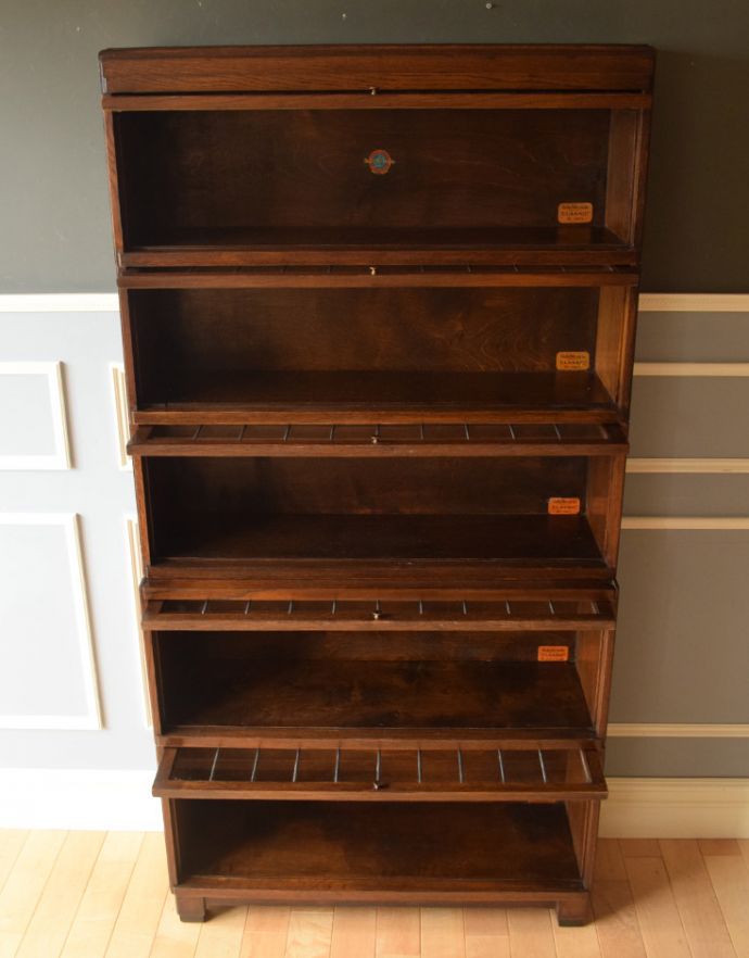 アンティークのキャビネット アンティーク家具 グローブ・ヴェルニッケ社の英国アンティーク家具、スタッキングブックケース(本棚)。スライドさせて開く扉が珍しい。(k-1352-f)