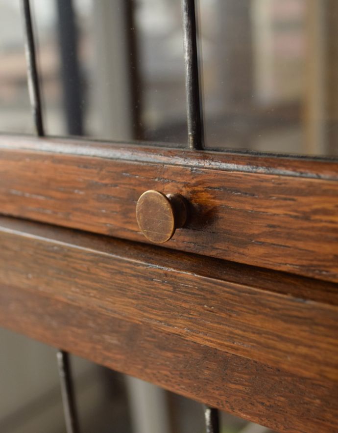 アンティークのキャビネット アンティーク家具 グローブ・ヴェルニッケ社の英国アンティーク家具、スタッキングブックケース(本棚)。扉の取っ手はこんな感じ。(k-1352-f)