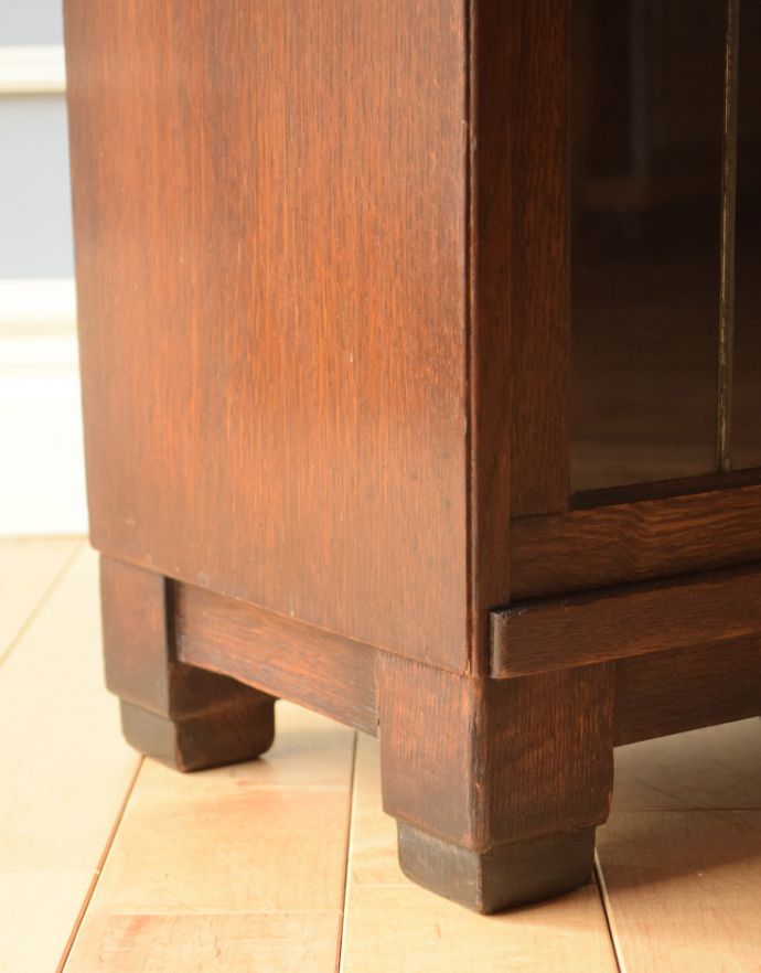 アンティークのキャビネット アンティーク家具 グローブ・ヴェルニッケ社の英国アンティーク家具、スタッキングブックケース(本棚)。安定感のある脚がしっかり支えます。(k-1352-f)