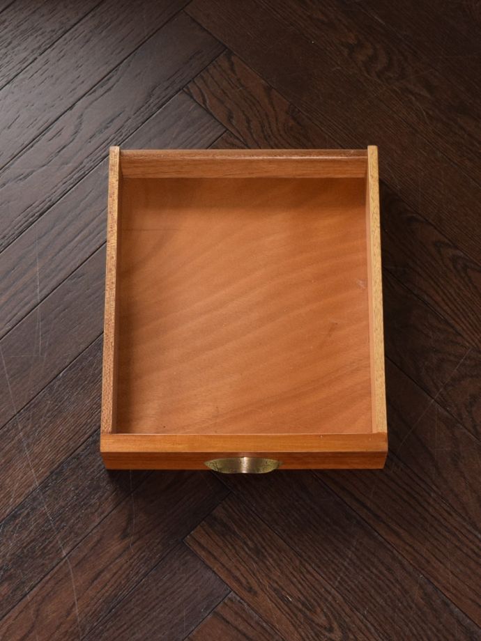 キャビネットの引き出しの中