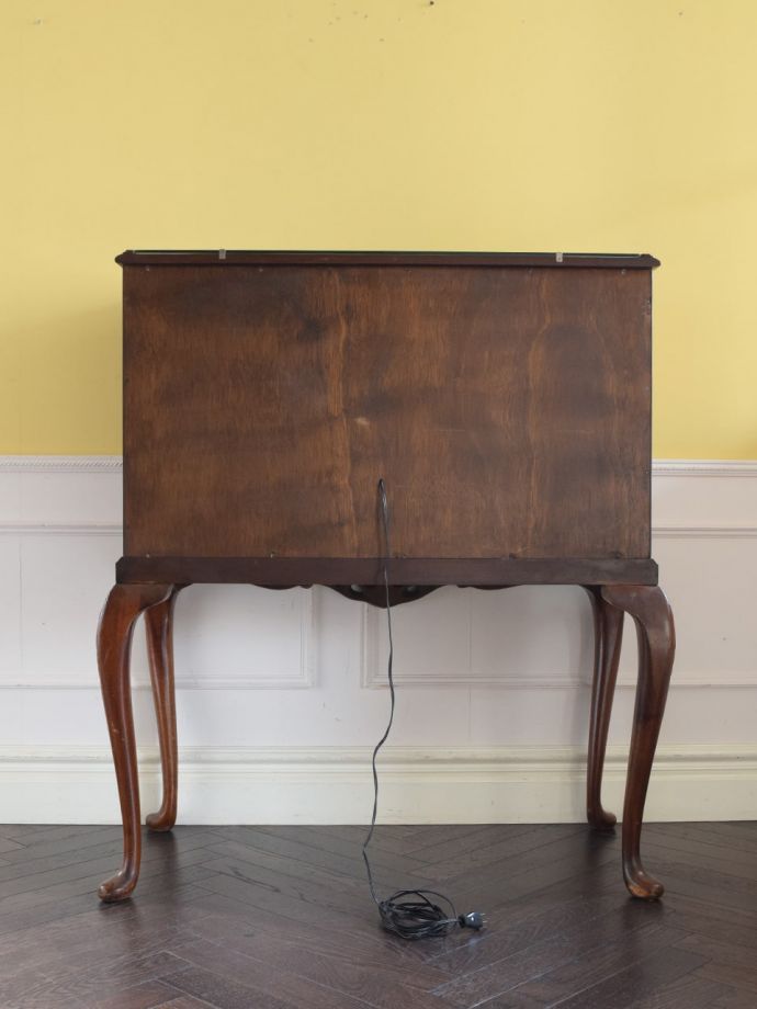 キャビネットの後ろ姿