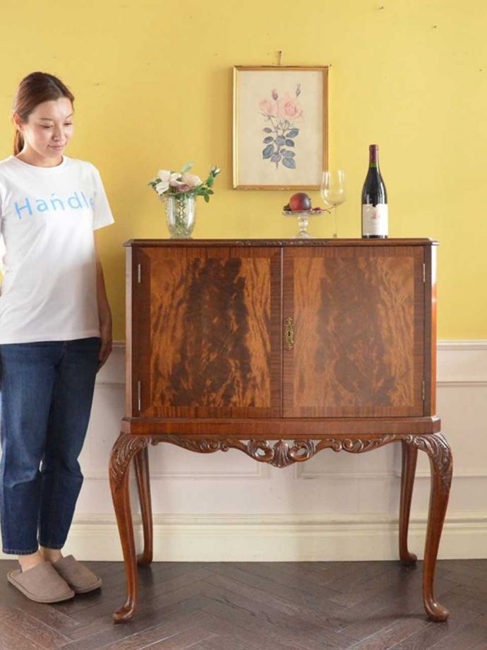 英国アンティークのキャビネット