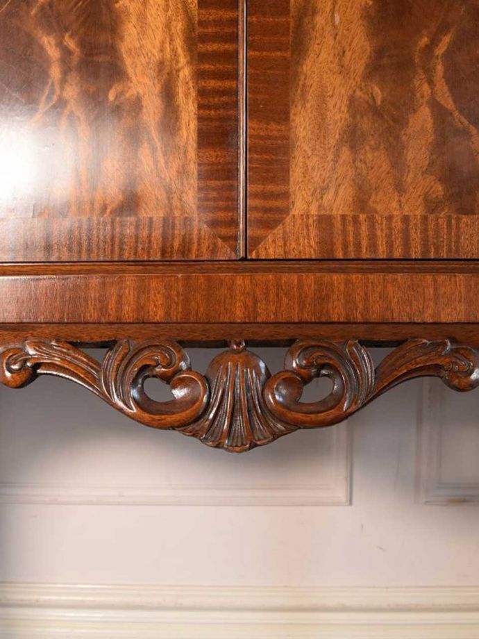 英国のアンティーク家具らしい彫