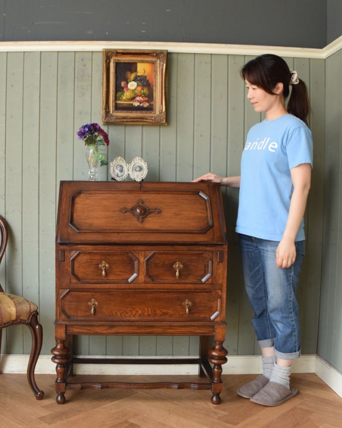 ビューロー アンティーク家具 英国紳士お好みの重厚感あるデザインがかっこいい、アンティークのライティングビューロー。英国らしい重厚感あるアンティークビューローです。(k-1355-f)