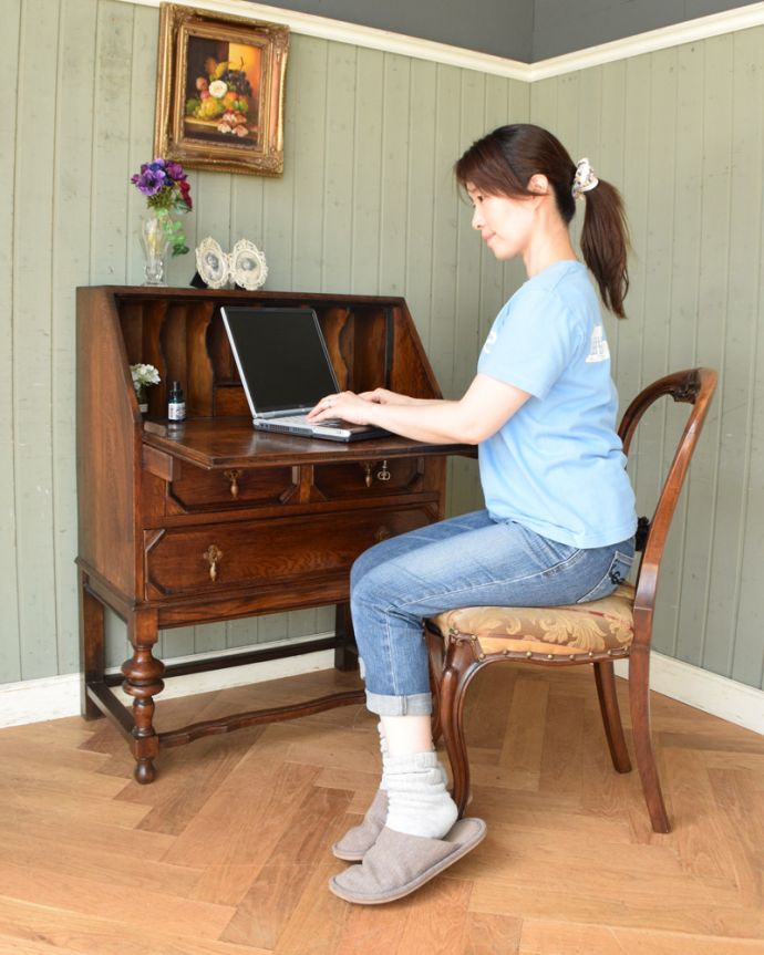 ビューロー アンティーク家具 英国紳士お好みの重厚感あるデザインがかっこいい、アンティークのライティングビューロー。落ち着いた雰囲気のビューロー。(k-1355-f)