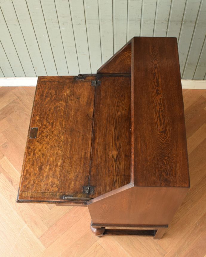 ビューロー アンティーク家具 英国紳士お好みの重厚感あるデザインがかっこいい、アンティークのライティングビューロー。天板もピカピカにお直ししました。(k-1355-f)