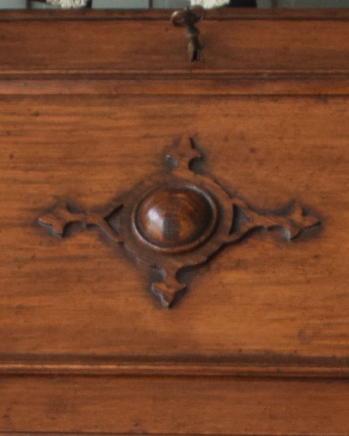 ビューロー アンティーク家具 英国紳士お好みの重厚感あるデザインがかっこいい、アンティークのライティングビューロー。英国家具らしい重厚感のある彫りが施されています。(k-1355-f)