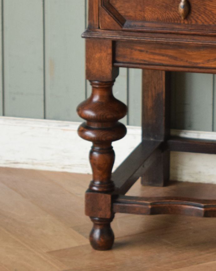 ビューロー アンティーク家具 英国紳士お好みの重厚感あるデザインがかっこいい、アンティークのライティングビューロー。安定感のある脚がしっかり支えます。(k-1355-f)