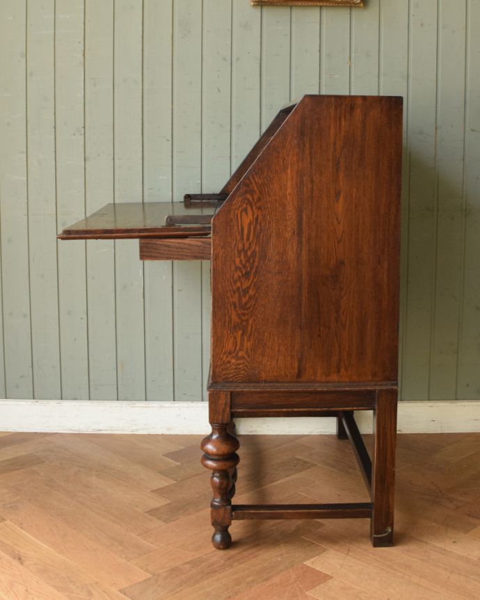 ビューロー アンティーク家具 英国紳士お好みの重厚感あるデザインがかっこいい、アンティークのライティングビューロー。ビューローを閉じると、スッキリとしたキャビネットに。(k-1355-f)