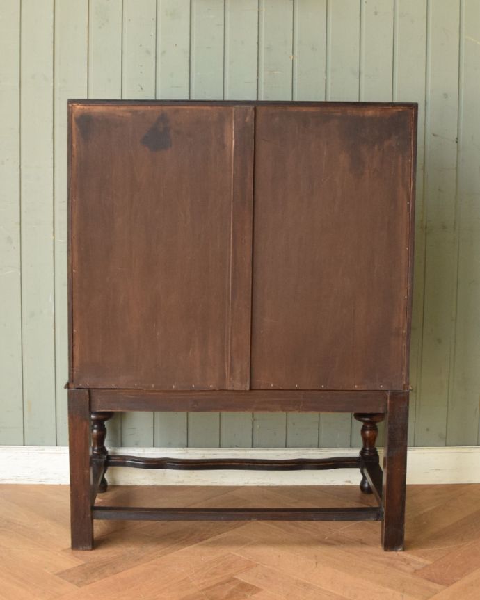 ビューロー アンティーク家具 英国紳士お好みの重厚感あるデザインがかっこいい、アンティークのライティングビューロー。※アンティークは新品ではないので、もちろん経年変化によるキズはありますが、専門の職人が目立たないようキレイにお直しをしているので、後姿までキレイです。(k-1355-f)