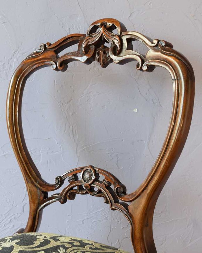 背もたれが美しいアンティークの椅子