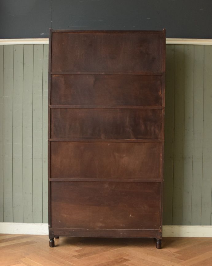 アンティークのキャビネット アンティーク家具 英国アンティーク家具、ケイムで仕上がったガラス扉がかっこいい、スタッキングブックケース(本棚) 。アンティークは新品ではないので、もちろん経年変化によるキズはありますが、専門の職人が目立たないようキレイにお直しをしているので、後姿までキレイです。(k-1358-f)