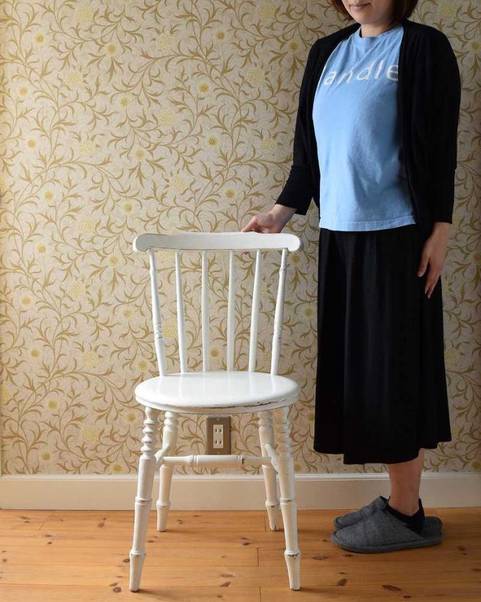 キッチンチェア　アンティーク チェア　可愛らしいホワイトカラーのペイントチェア、アンティークのキッチンチェア。ほっこりぬくもりある可愛いデザイン見た目が可愛いキッチンチェアは、もともとキッチンで作業するために作られた椅子。(k-1359-c)