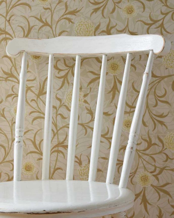 キッチンチェア　アンティーク チェア　可愛らしいホワイトカラーのペイントチェア、アンティークのキッチンチェア。お部屋のアクセントに可愛い色のペイントヨーロッパではインテリアのアクセントになる色は気分に合わせて塗り替えるのが当たり前。(k-1359-c)