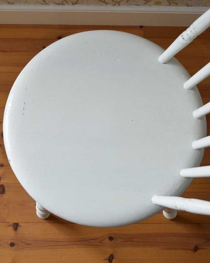 キッチンチェア　アンティーク チェア　可愛らしいホワイトカラーのペイントチェア、アンティークのキッチンチェア。可愛い丸い座面木製の座面は座るのはもちろん、モノを乗せて使うことも出来るんです。(k-1359-c)