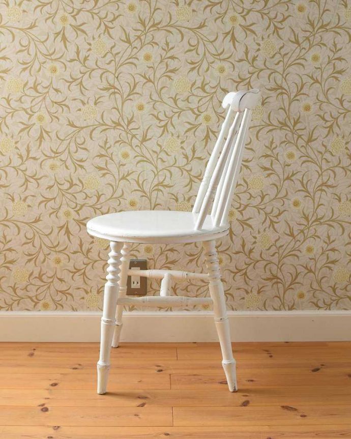 キッチンチェア　アンティーク チェア　可愛らしいホワイトカラーのペイントチェア、アンティークのキッチンチェア。横から見てもステキもちろん横顔だって可愛いんです。(k-1359-c)