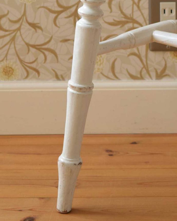 キッチンチェア　アンティーク チェア　可愛らしいホワイトカラーのペイントチェア、アンティークのキッチンチェア。移動もラクラクHandleのアンティークチェアの脚の裏には、フェルトキーパーをお付けしていますので、持ち上げず床を滑らせてお使い頂けます。(k-1359-c)