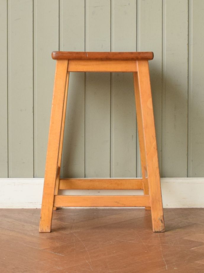 アンティークスツールの側面