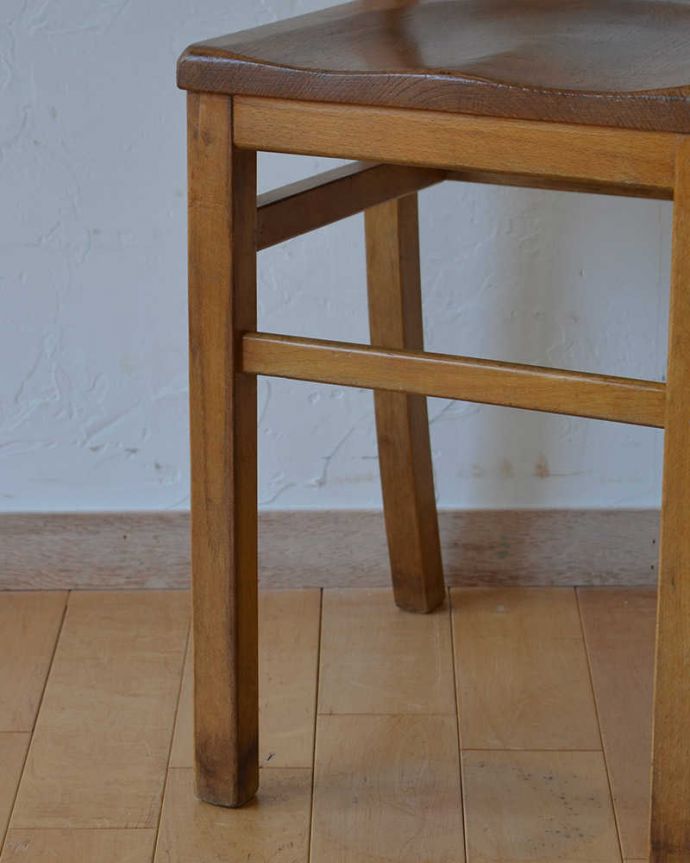 キッチンチェア　アンティーク チェア　イギリスから来たアンティーク椅子、大人も使えるスタッキングチェア（スクールチェア）。移動もラクラクHandleのアンティークチェアの脚の裏には、フェルトキーパーをお付けしていますので、床を滑らせてお使い頂けます。(k-1362-c)