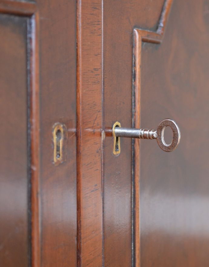 アンティークのキャビネット　アンティーク家具　美しいウォルナット材のアンティーク家具、英国のガラスキャビネット（ブックケース） 。木製扉も鍵は1本で、鍵穴3ヶ所に共通して使用できます。(k-1363-f)