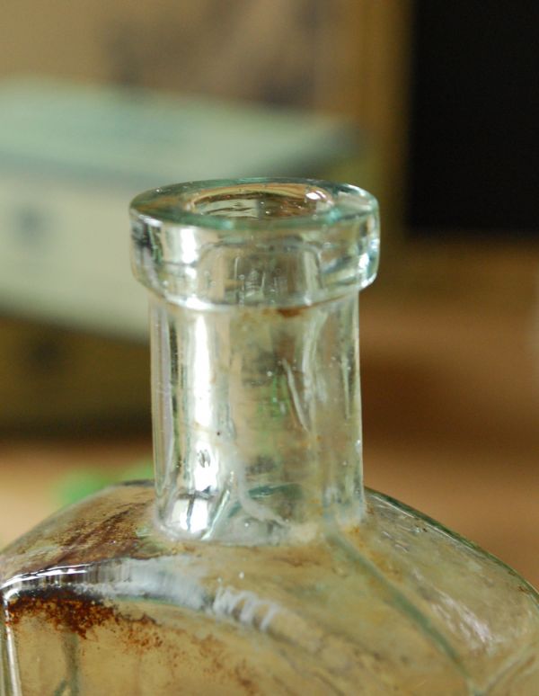 アンティーク ガラスボトル アンティーク雑貨 エンボス入り、爽やかなブルーのアンティークガラスボトル。ほっこりした気分になるアンティークのガラス瓶今の時代、プラスチックやペットボトルが当たり前だけれど、当時はこんなに可愛いビンの中に入れられていたんだな・・・って。(k-1365-z)