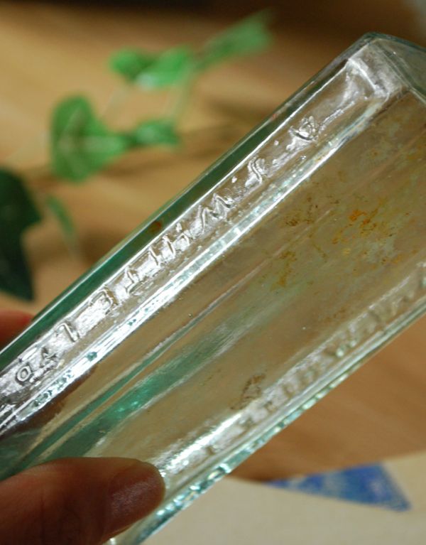 アンティーク ガラスボトル アンティーク雑貨 エンボス入り、爽やかなブルーのアンティークガラスボトル。ポコポコっと浮き出た文字アンティークなので多少のキズ・汚れがある場合があります。(k-1365-z)