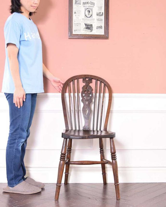 キッチンチェア　アンティーク チェア　オシャレな透かし彫りの背もたれのキッチンチェア、アンティークの板座イス。懐かしさを感じさせてくれる椅子なぜか昔から知っているような何とも言えない懐かしい気持ちになるホイールバックチェア。(k-1368-c)