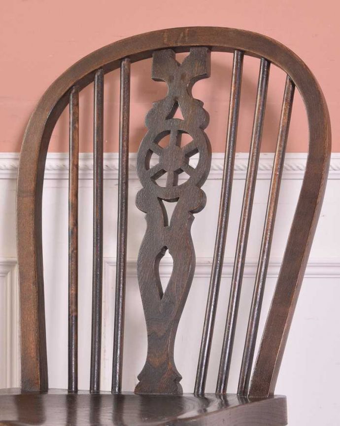 キッチンチェア　アンティーク チェア　オシャレな透かし彫りの背もたれのキッチンチェア、アンティークの板座イス。背もたれのデザインに注目！やっぱり一番の特長は背中に彫られたホイール（車輪）。(k-1368-c)