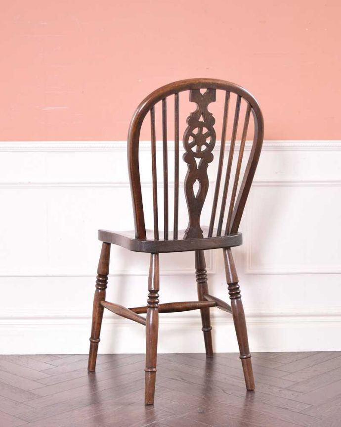 キッチンチェア　アンティーク チェア　オシャレな透かし彫りの背もたれのキッチンチェア、アンティークの板座イス。後ろ姿にも自信があります！椅子は後ろから見られることも多いので、ぜひチェックしてみて下さい。(k-1368-c)