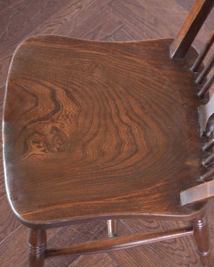 キッチンチェア　アンティーク チェア　オシャレな透かし彫りの背もたれのキッチンチェア、アンティークの板座イス。座面に隠されたヒミツ「座繰り」と言って、お尻と太もも部分に彫が入っているんです。(k-1368-c)