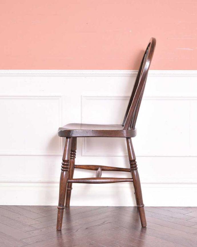 キッチンチェア　アンティーク チェア　オシャレな透かし彫りの背もたれのキッチンチェア、アンティークの板座イス。横顔も見てみましょう正面はもちろん、ホイールバックは横顔だって美しいんです。(k-1368-c)