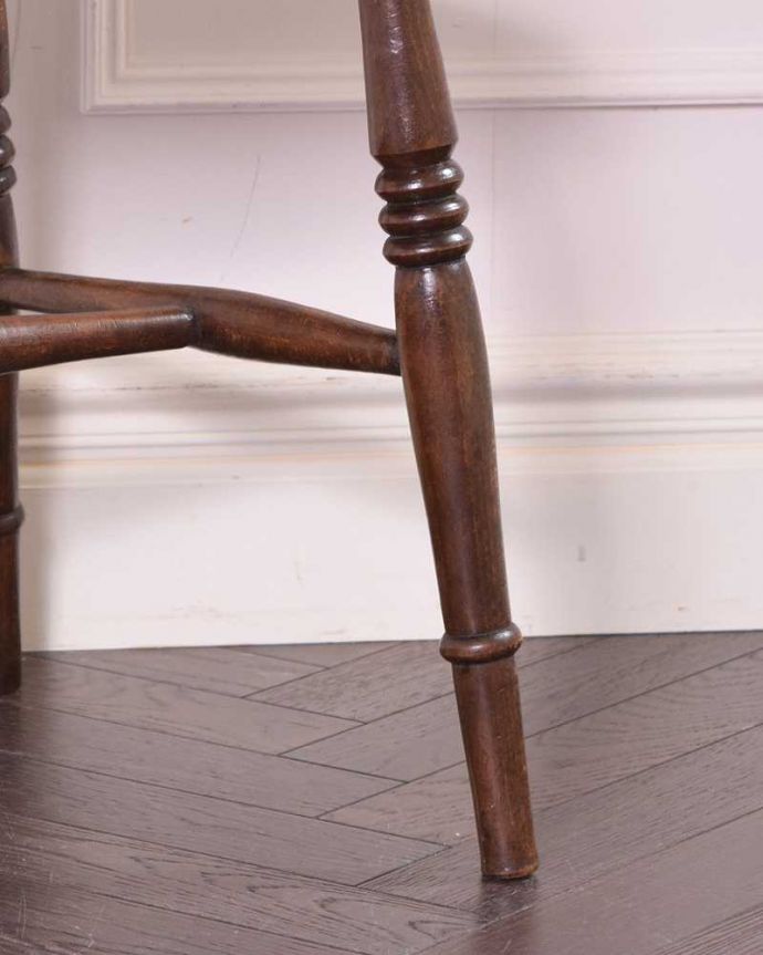 キッチンチェア　アンティーク チェア　オシャレな透かし彫りの背もたれのキッチンチェア、アンティークの板座イス。移動もラクラクHandleのアンティークチェアは脚の裏にフェルトキーパーをお付けしています。(k-1368-c)